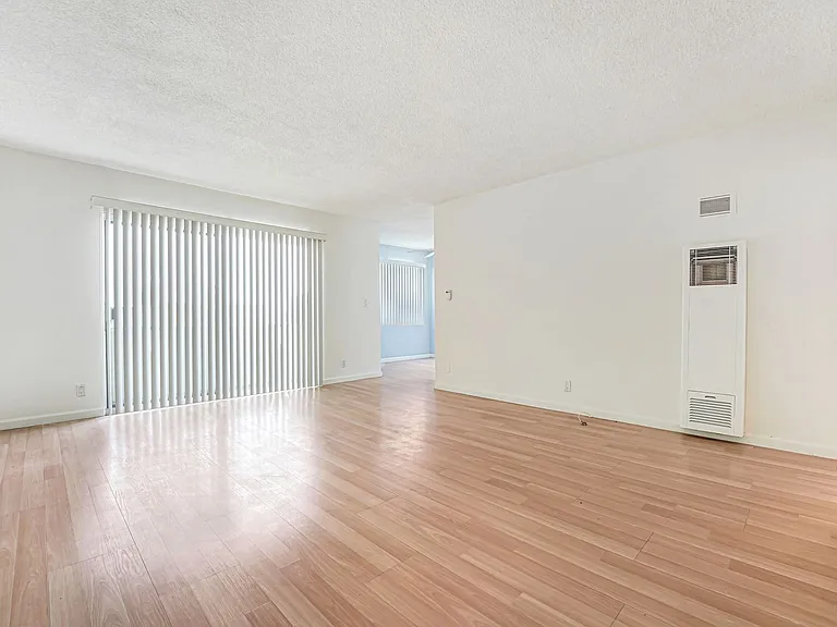 937 6th St in Santa Monica - North of Wilshire and 6 blocks to the beach! — Photo 7