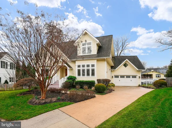 5 Charles Cir SW, Vienna, VA 22180