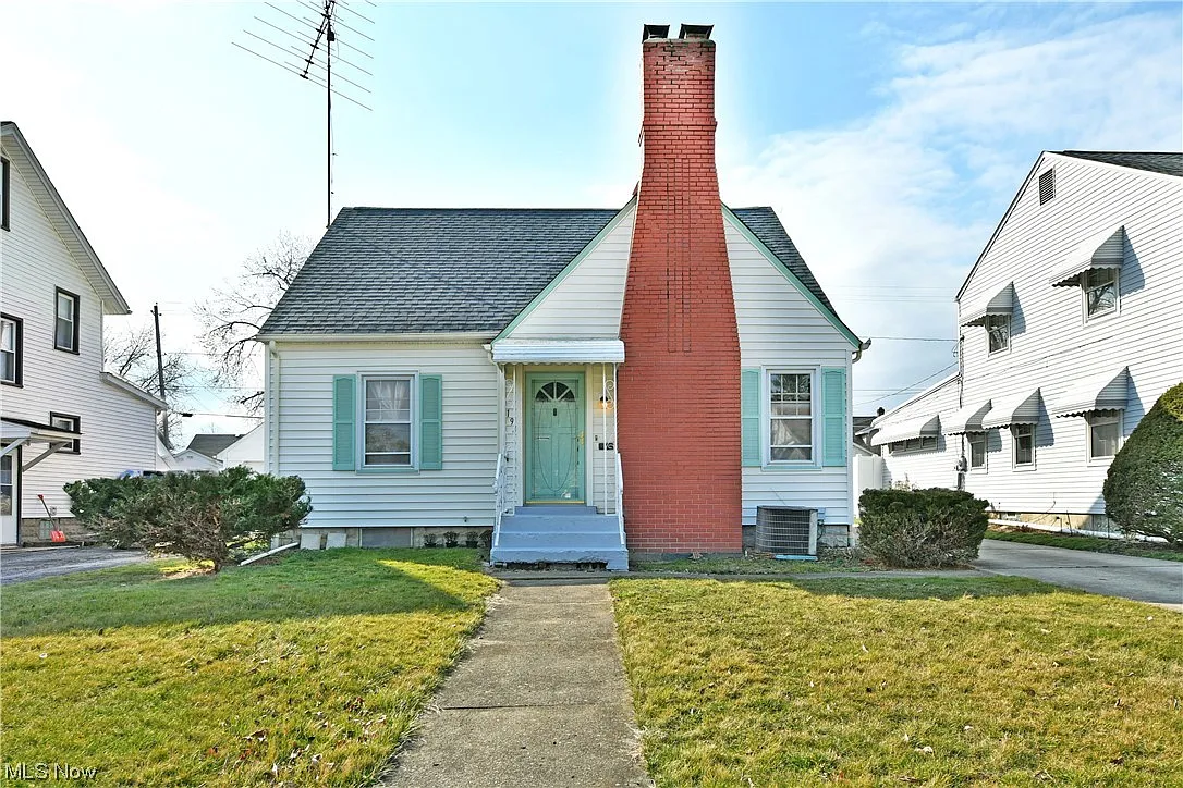 194 Hazelwood Ave SE photo 1