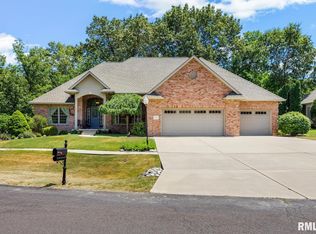 2824 Black Oak Dr, Pekin, IL 61554