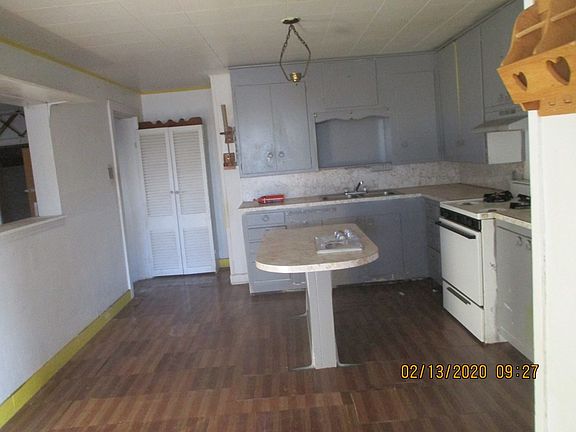 4th image of 305 W 4th St