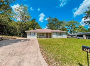 215 Sheridan Dr, Palestine, TX 75801