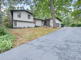 8928 Minne Wanna Rd, Clarkston, MI 48348