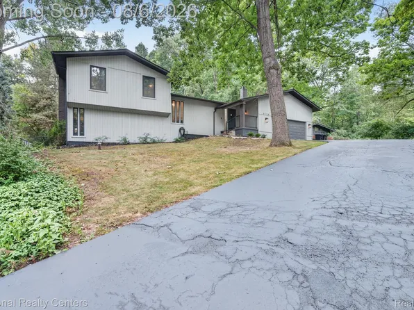 8928 Minne Wanna Rd, Clarkston, MI 48348