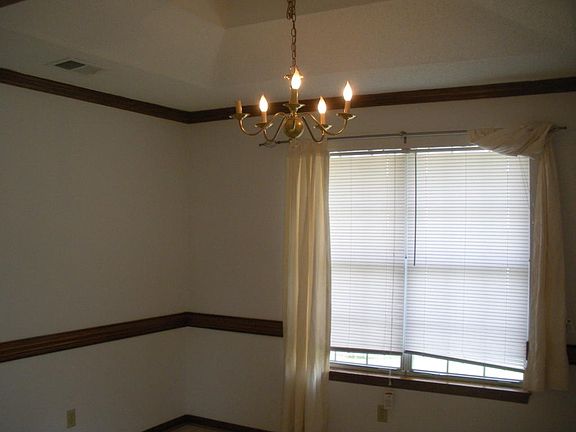 3rd image of 307 Northampton Cir
