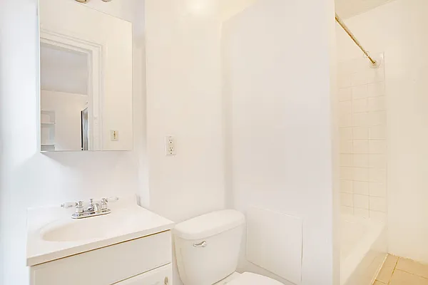 Rented by Moises Farhart, LREB | media 23