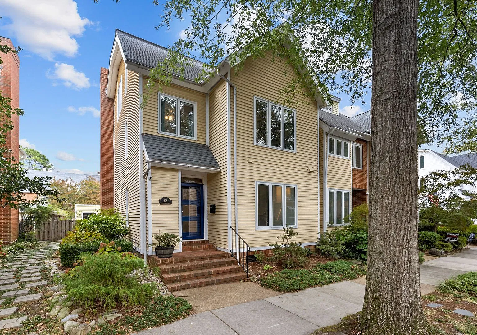 Spacious 4-Bedroom End-Unit Home with 2 Master Suites. — Photo 1