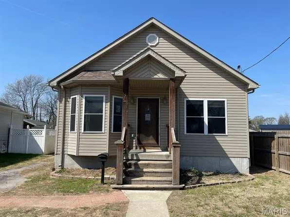 560 Prospect St, Wood River, IL 62095