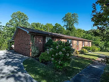 1556 Brookdale Ave — Photo 5