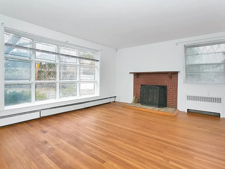 2730 Edgehill Ave — Photo 3