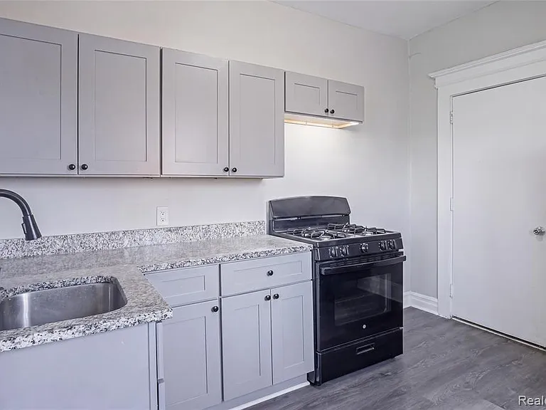 68 E Willis St #10 — Photo 8