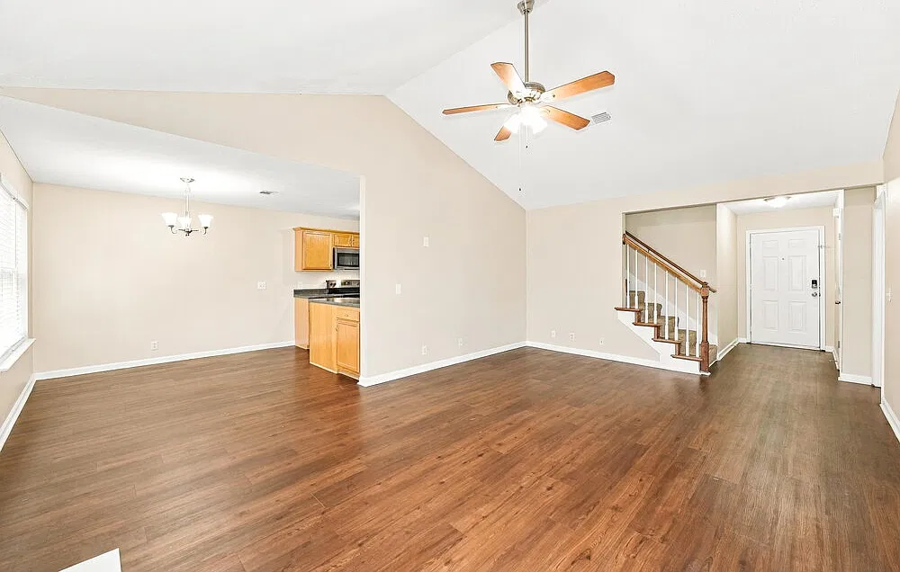 3 bed, 2.0 bath, 1811 sqft, $2,215 — Photo 4