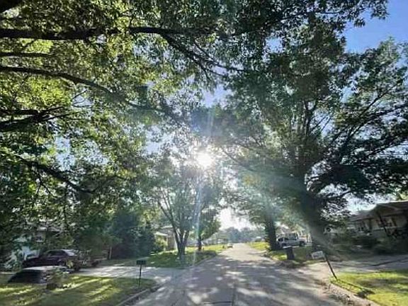 Exterior Neighborhood (street photo)