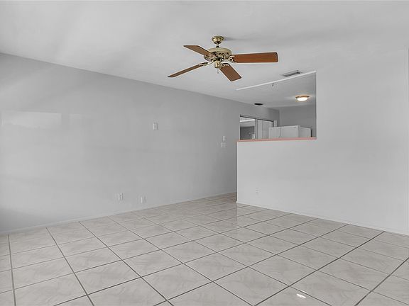 3rd image of 2830 NE 9th Avenue