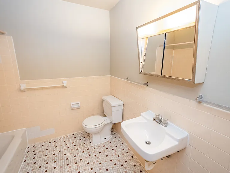 Sixth Street NE Apts — Photo 2