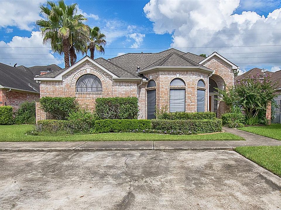 1st image of 2610 Country Club Dr