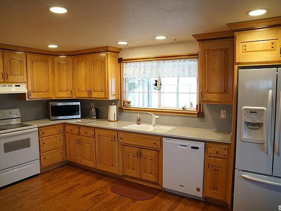3rd image of 1393 Jobs Peak Dr