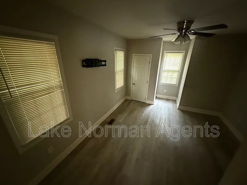 2 bed, 1.0 bath, 600 sqft, $995 — Photo 2