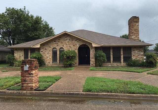 1st image of 900 Greenleaf Dr