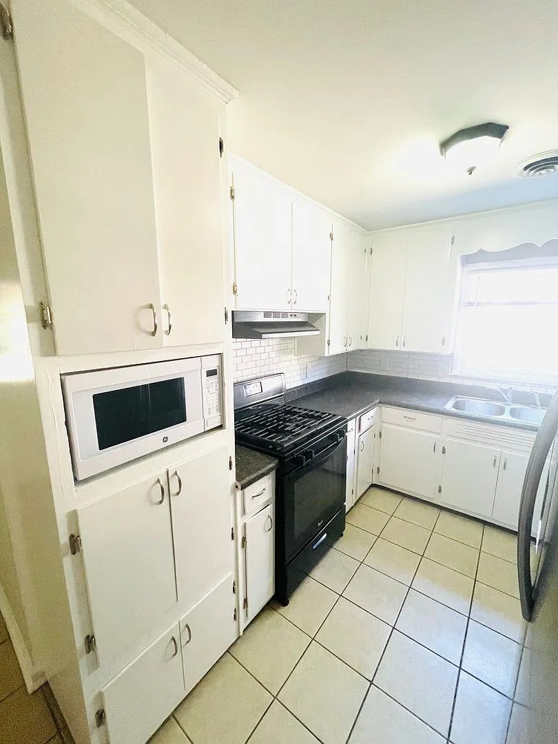 3 bed, 2.0 bath, 1392 sqft, $1,300 — Photo 4