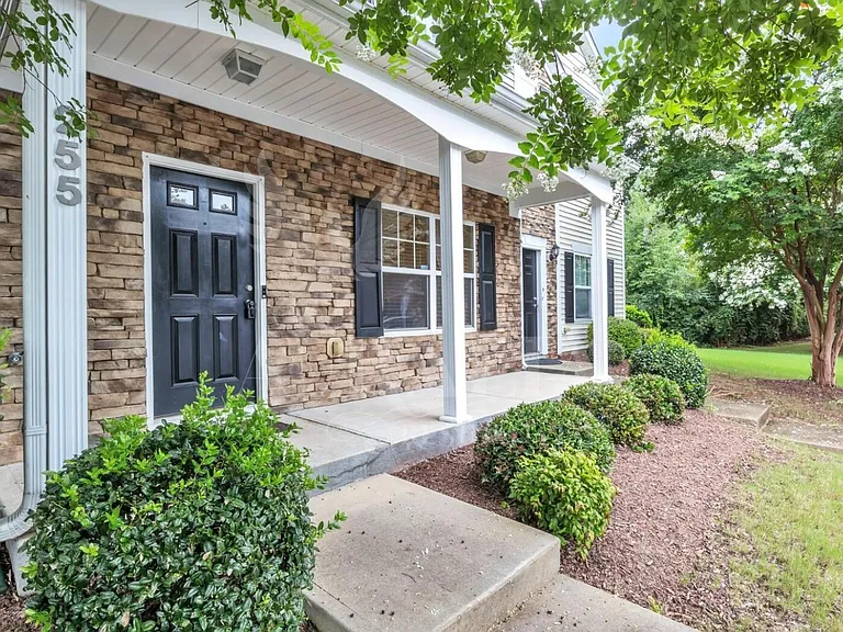 255 Hampshire Downs Dr — Photo 4