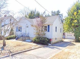 27 Lakeview Dr, Norwalk, CT 06850