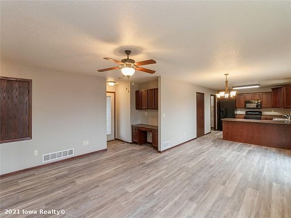 2nd image of 1504 W Henderson Pl