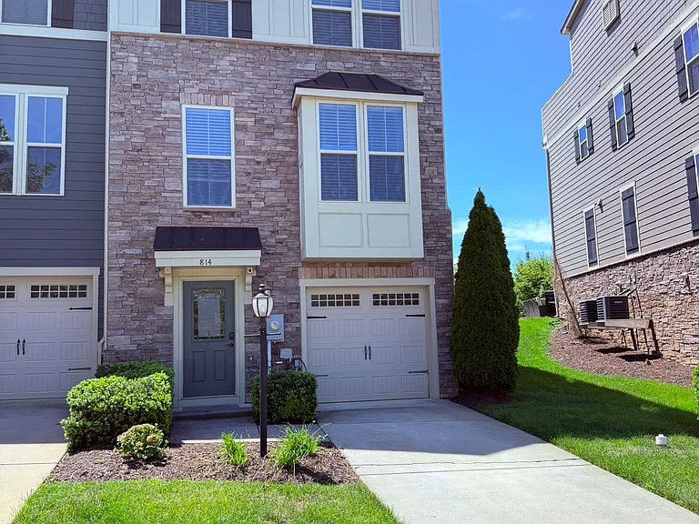 814 Oval Park Ln — Photo 1