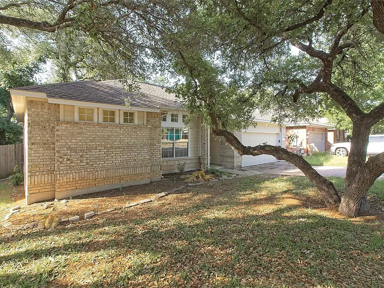 610 Palo Alto Ln — Photo 3