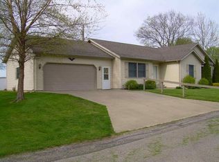 102 Booth Dr, Wolcottville, IN 46795