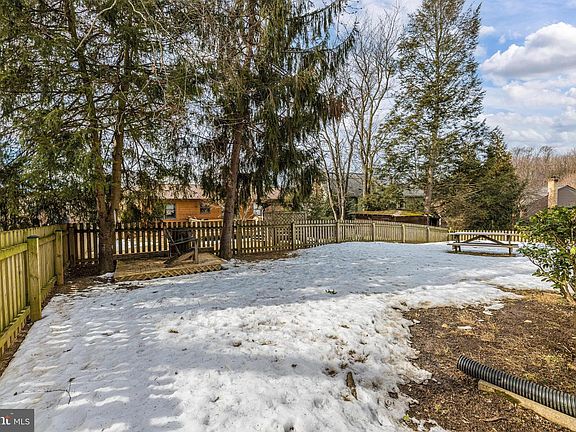 4th image of 10305 Fox Chase Cir