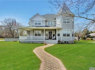 8 Timber Ridge Ct, Sayville, NY 11782