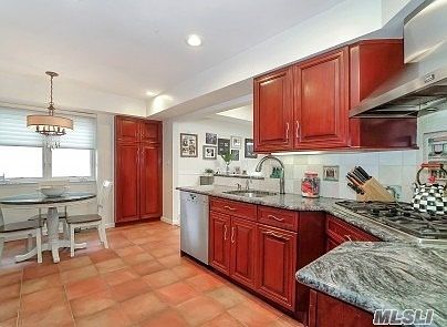 4th image of 24 Woodoak Ln