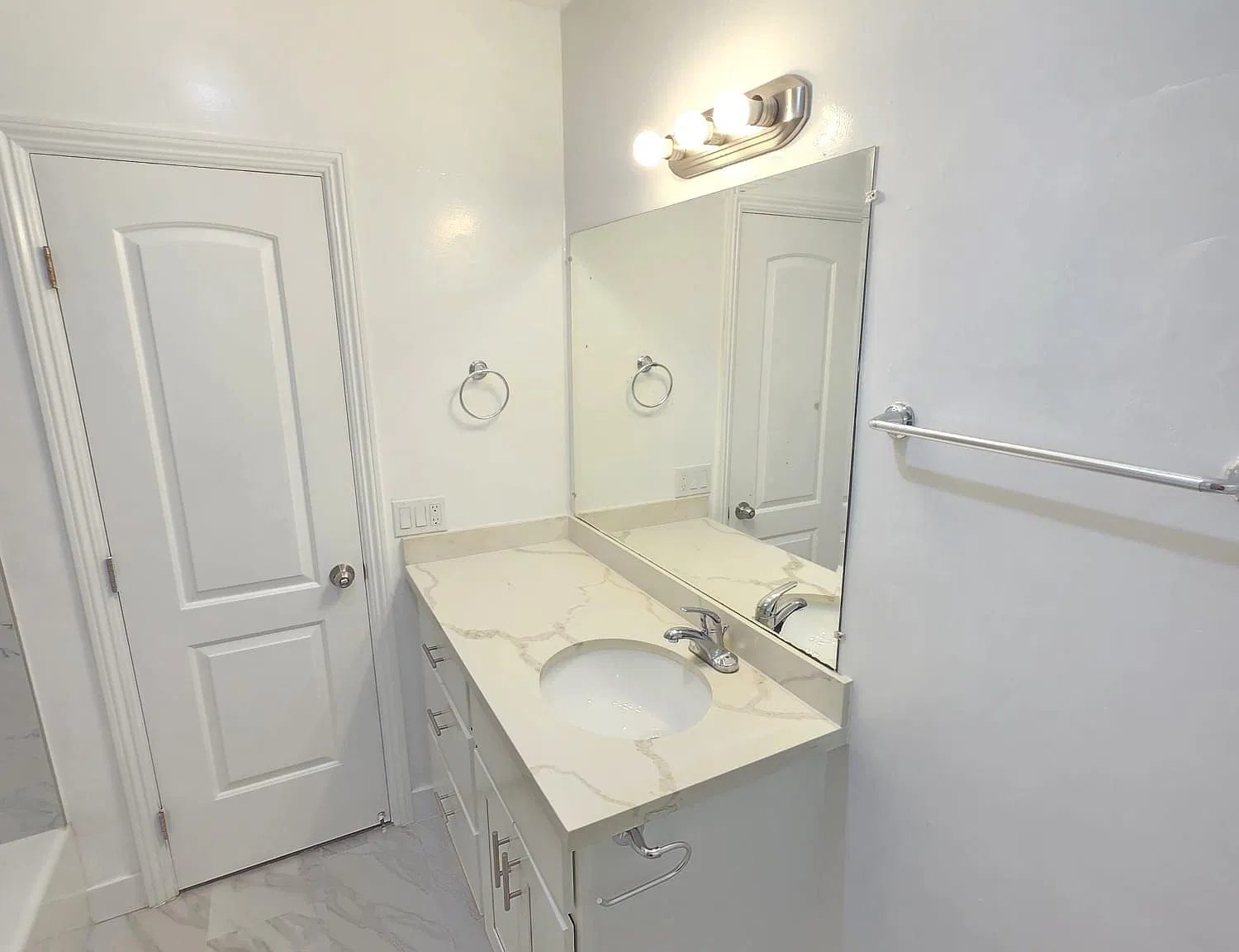 13955 Oxnard St — Photo 3