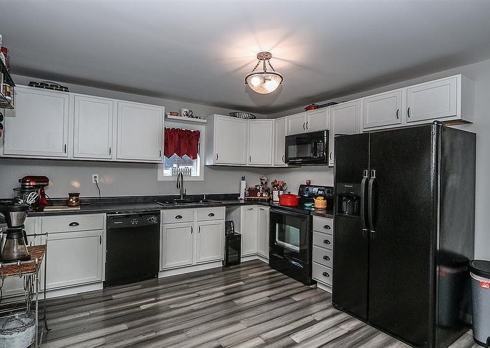 1st image of 484 Valley View Dr