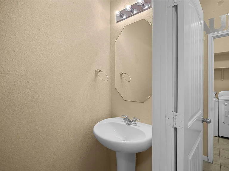2880 Donnell Dr #101 — Photo 11