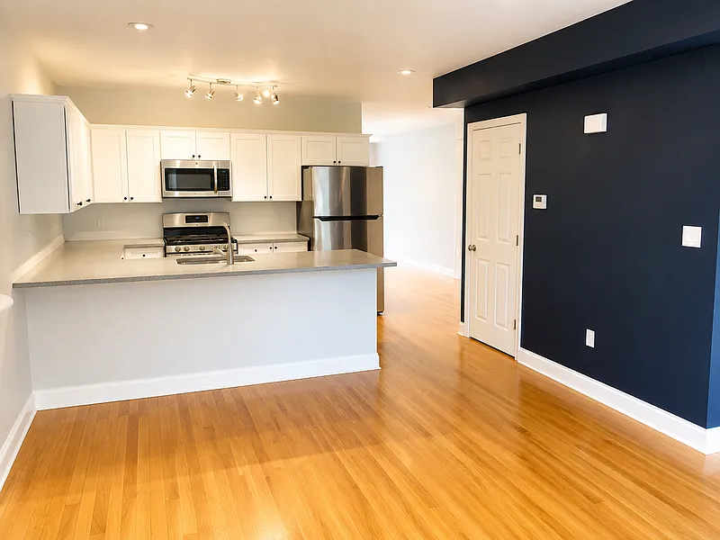4 bed, 2.0 bath, 2000 sqft, $2,200 — Photo 2