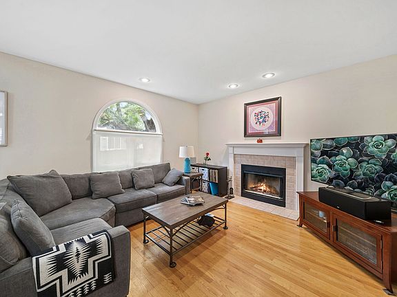 4th image of 1570 Monterey Ct