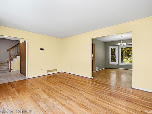 4th image of 312 Burr Oak Dr
