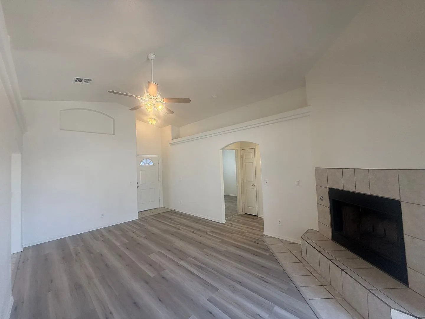 3 Bedroom 2 Bathroom Home — Photo 3