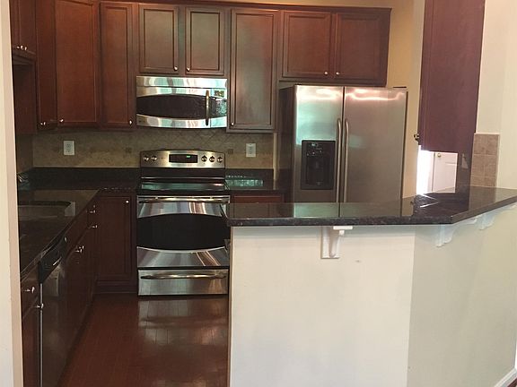 Beautiful Kitchen w/Granite & Stainless Steel Appliances
