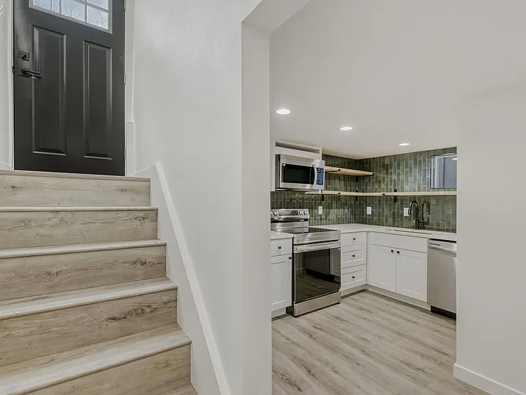 946 Pratt Street — Photo 3