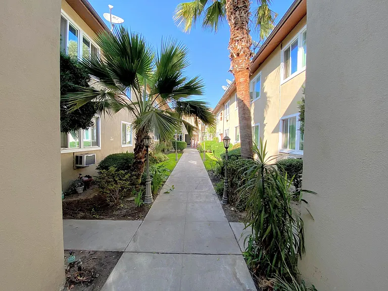 1443 Rock Glen Ave #210 — Photo 6