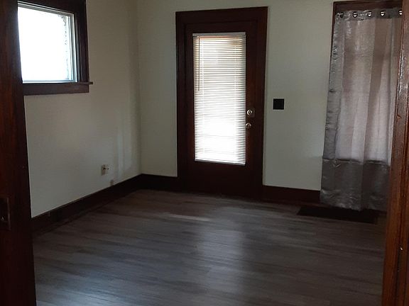 3rd image of 909 N Main St