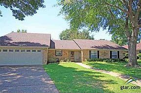 1st image of 502 Carriage Dr