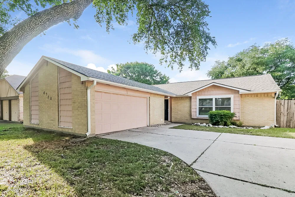 3 bed, 2.0 bath, 1355 sqft, $1,805 — Photo 1