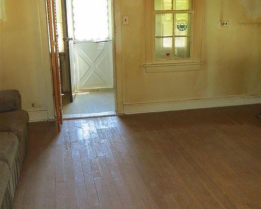 2nd image of 1104 E Adams Ave