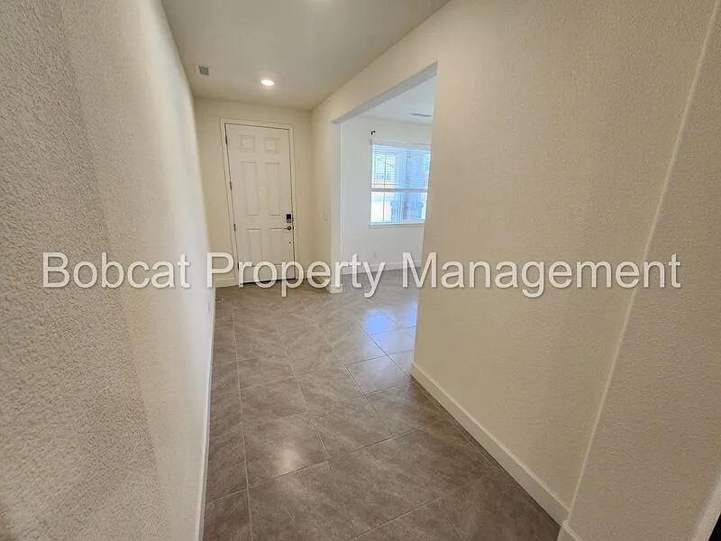 3 bed, 2.5 bath, 1945 sqft, $2,903 — Photo 4