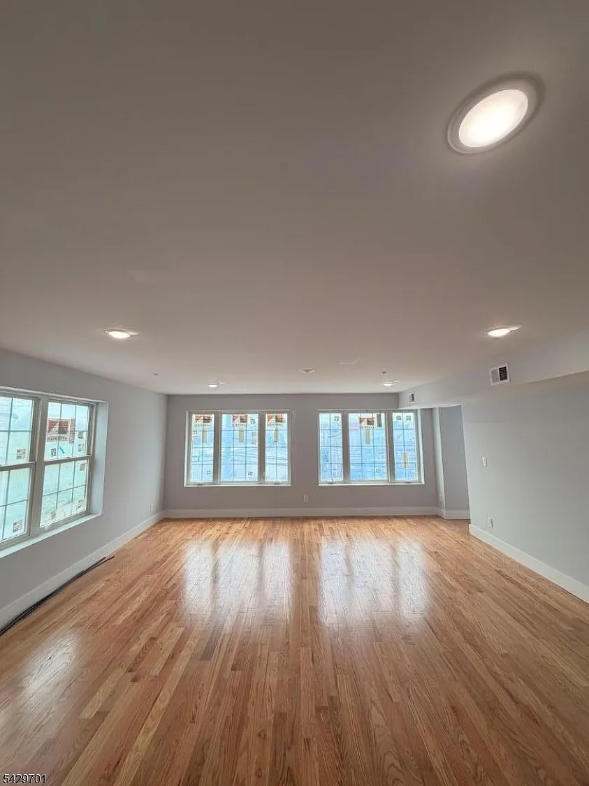 Building Photo - 129 Mount Pleasant Ave #2