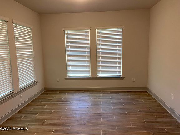 3rd image of 402 Appleby Way